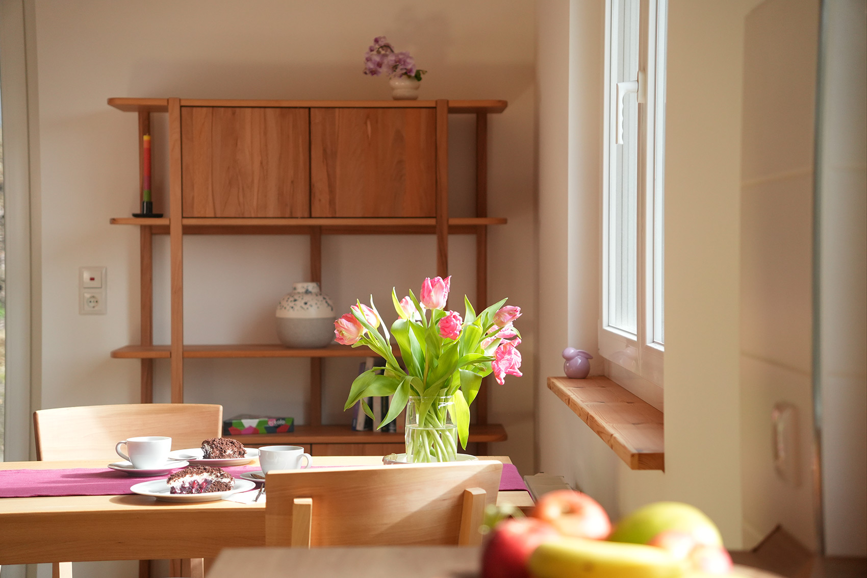 Der Blick von der Küche in den Essbereich in den Ferienwohnungen von Familie Vogel