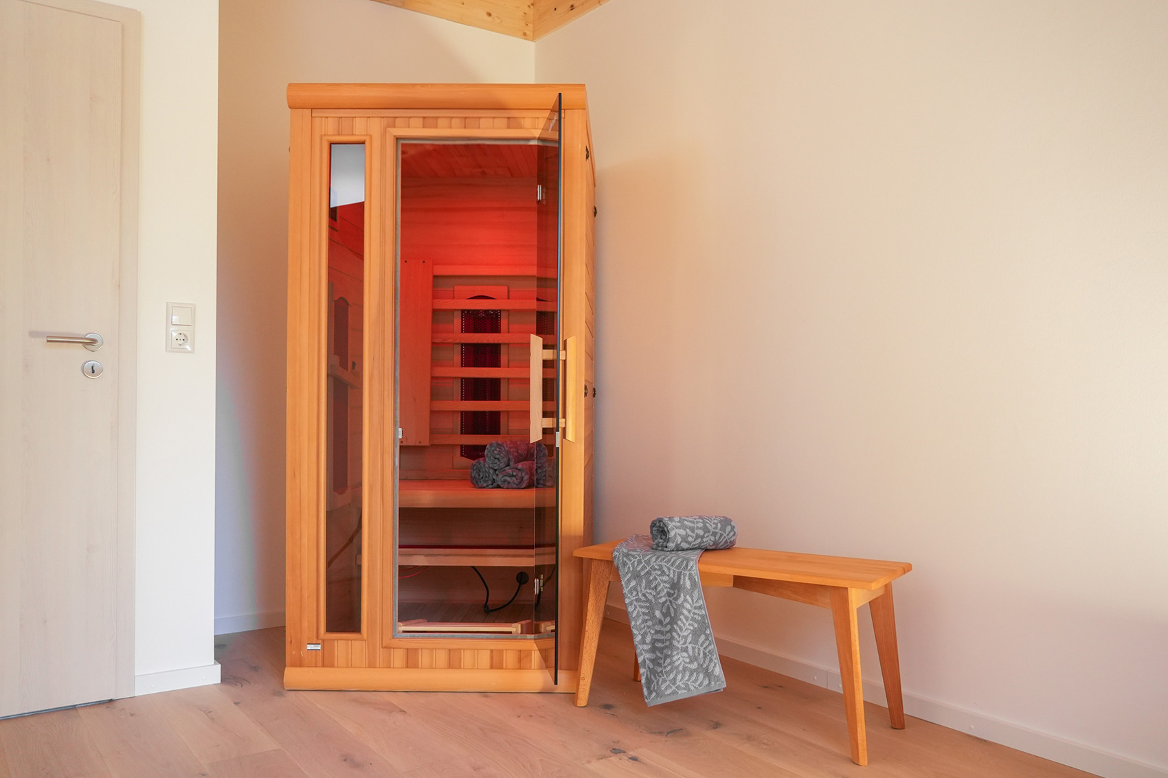 Infrarotkabine mit Lichttherapie - wärmt Sie durch und durch